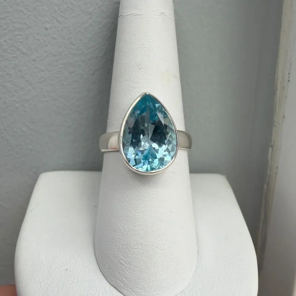 NWT 10x14mm faceted pear cut blue topaz solitaire ring in sterling silver!‎